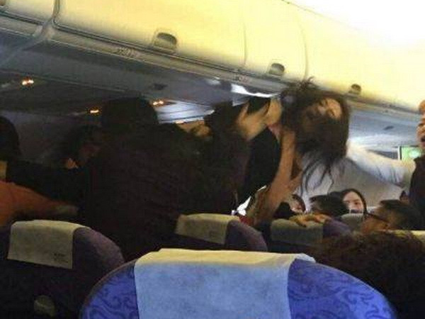 Hành khách Trung Quốc lại gây rắc rối khi đánh lộn trên máy bay ảnh 1