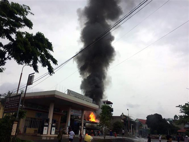 Quảng Ninh: Xe container bất ngờ bốc cháy gần cây xăng ảnh 1