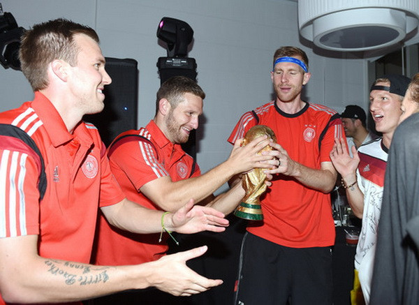 Các cầu thủ Đức đã làm hỏng cúp vàng World Cup ở lễ ăn mừng ảnh 1