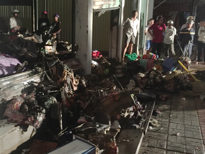 Chợ bốc cháy giữa đêm ở Cà Mau gây thiệt hại hơn 2,6 tỷ đồng ảnh 1