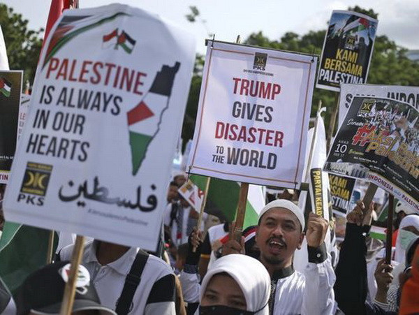 Gần 10.000 người Indonesia biểu tình trước sứ quán Mỹ tại Jakarta ảnh 1