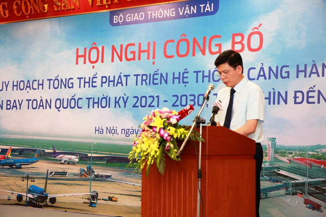 Thứ trưởng Bộ Giao thông Vận tải Lê Anh Tuấn phát biểu tại lễ công bố Quy hoạch tổng thể phát triển hệ thống cảng hàng không, sân bay toàn quốc thời kỳ 2021-2030, tầm nhìn đến năm 2050. (Ảnh: Việt Hùng/Vietnam+) Thứ trưởng Bộ GTVT: Đến năm 2030 sẽ có tới 30 cảng hàng không, sân bay ảnh 1