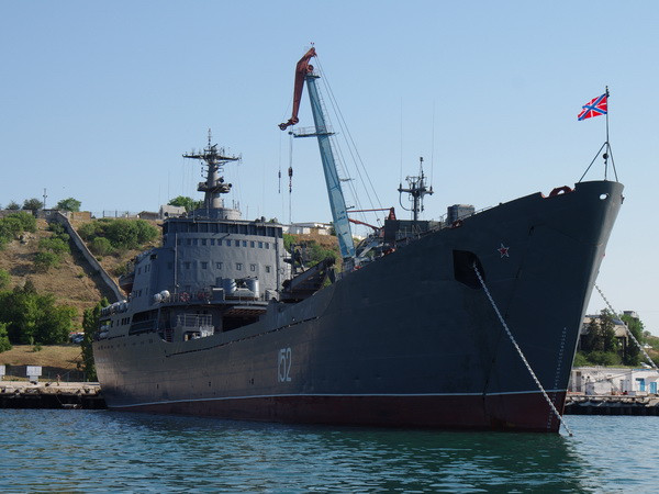 Tàu khu trục thuộc Hạm đội biển Đen của Nga tại vịnh Sevastopol ( Ukraine) ngày 19/6/2012. (Nguồn: THX/TTXVN) Nga đã khôi phục hoàn toàn căn cứ hải quân ở Crimea ảnh 1