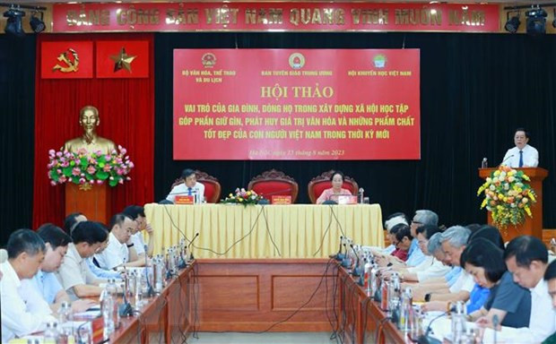 Quang cảnh hội thảo về Vai trò của gia đình, dòng họ trong xây dựng xã hội học tập góp phần giữ gìn, phát huy giá trị văn hóa và những phẩm chất tốt đẹp của con người Việt Nam trong thời kỳ mới ngày 15/8 tại Hà Nội. (Ảnh: Phương Hoa/TTXVN) Phát huy vai trò của gia đình, dòng họ trong xây dựng xã hội học tập ảnh 2