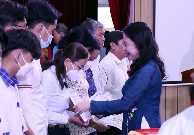 Phó Chủ tịch nước Võ Thị Ánh Xuân trao giấy chứng nhận danh hiệu Học không bao giờ cùng cho các đại biểu được nhận học bổng. (Ảnh: Xuân Khu/TTXVN) Phát huy vai trò của gia đình, dòng họ trong xây dựng xã hội học tập ảnh 1