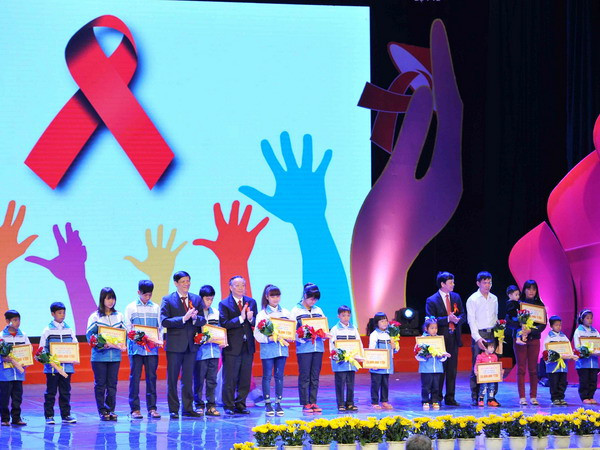 Hàng tỷ đồng quyên góp giúp đỡ các bệnh nhân nhiễm HIV/AIDS ảnh 1