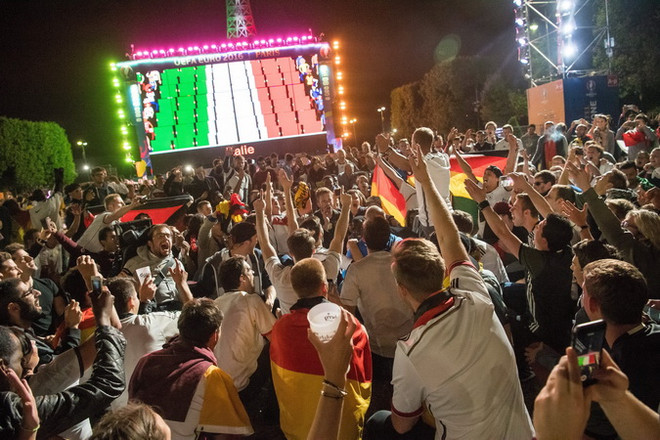 Cảnh sát Pháp dùng chất nổ để mở cửa một xe ôtô khả nghi ảnh 1