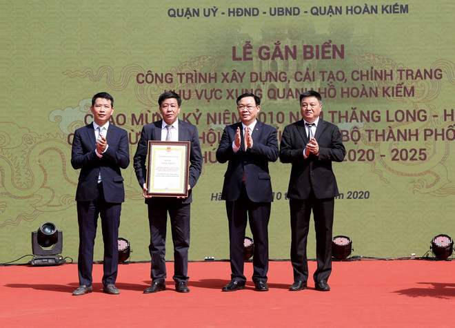 Bí thư Thành ủy Hà Nội Vương Đình Huệ trao Bằng chứng nhận công trình chào mừng kỷ niệm 1010 năm Thăng Long-Hà Nội và Đại hội đại biểu lần thứ XVII Đảng bộ thành phố Hà Nội, nhiệm kỳ 2020-2025 cho lãnh đạo quận Hoàn Kiếm. (Văn Điệp/TTXVN) Gắn biển công trình chỉnh trang khu vực xung quanh hồ Hoàn Kiếm ảnh 1