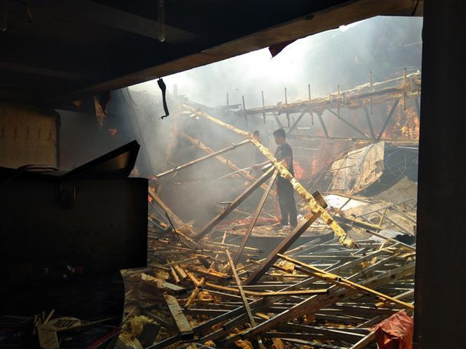 Nghệ An: 2 vụ cháy liên tiếp trong ngày, nhiều hàng hóa bị thiêu rụi ảnh 1