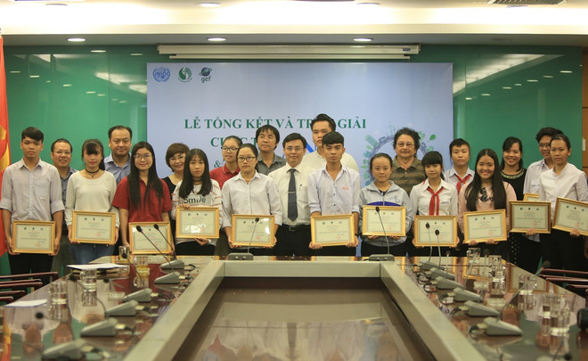 Trao giải cuộc thi "Sáng tác ảnh và vẽ poster." (Nguồn: TTXVN) Hai tác phẩm ảnh và poster về môi trường được dự triển lãm tại Áo ảnh 2