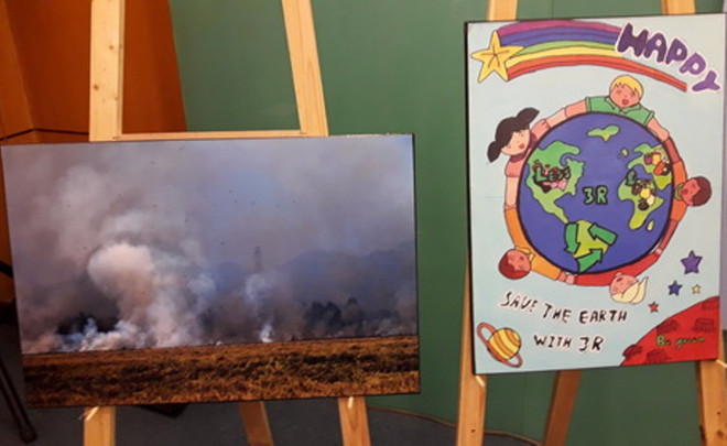 Hai tác phẩm đạt giải nhất tại cuộc thi sáng tác ảnh và vẽ poster. (Ảnh: Hùng Võ/Vietnam+) Hai tác phẩm ảnh và poster về môi trường được dự triển lãm tại Áo ảnh 1