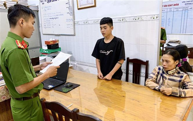 Ngô Thái Thi tại cơ quan công an. (Ảnh: TTXVN phát) Bạc Liêu: Chém người vì nghi ngờ có hành vi sàm sỡ bạn gái mình ảnh 1