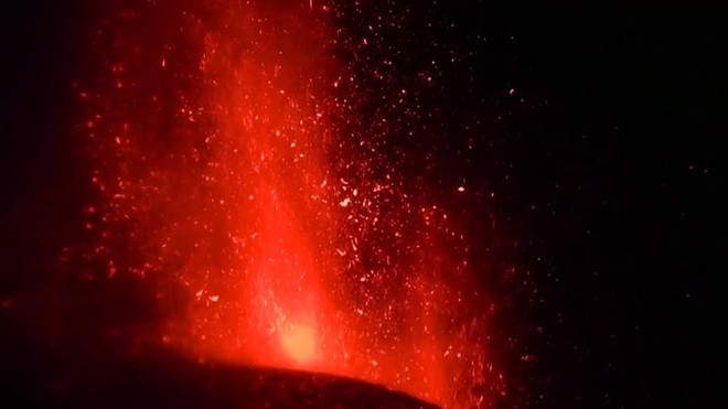 Núi lửa lớn nhất châu Âu 'thức giấc,' Italy đóng cửa hai sân bay ảnh 1