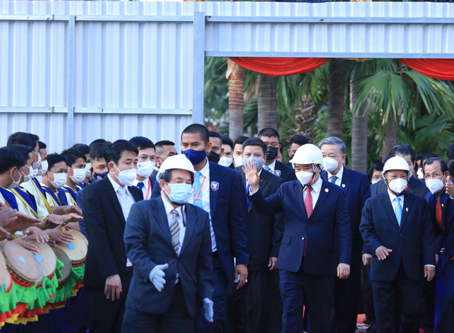 Chủ tịch nước Nguyễn Xuân Phúc dự Lễ động thổ xây dựng tòa nhà hành chính mới của Quốc hội Campuchia. (Ảnh: Thống Nhất/TTXVN) Chủ tịch nước dự Lễ động thổ tòa hành chính mới của Quốc hội Campuchia ảnh 1