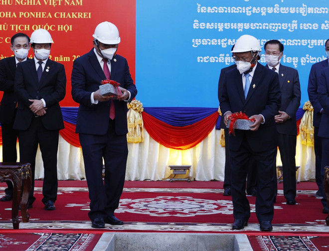 Chủ tịch nước Nguyễn Xuân Phúc cùng Chủ tịch Quốc hội Campuchia Samdech Akka Moha Ponhea Chakrei Heng Samrin dự Lễ động thổ xây dựng tòa nhà hành chính mới của Quốc hội Campuchia. (Ảnh: Thống Nhất/TTXVN) Chủ tịch nước dự Lễ động thổ tòa hành chính mới của Quốc hội Campuchia ảnh 4