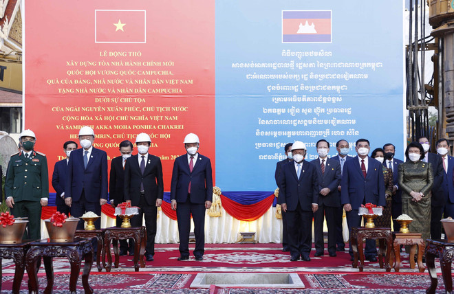 Chủ tịch nước Nguyễn Xuân Phúc cùng Chủ tịch Quốc hội Campuchia Samdech Akka Moha Ponhea Chakrei Heng Samrin dự Lễ động thổ. (Ảnh: Thống Nhất/TTXVN) Chủ tịch nước dự Lễ động thổ tòa hành chính mới của Quốc hội Campuchia ảnh 2