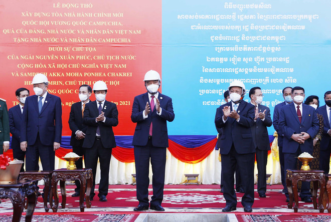 Chủ tịch nước Nguyễn Xuân Phúc cùng Chủ tịch Quốc hội Campuchia Samdech Akka Moha Ponhea Chakrei Heng Samrin dự Lễ động thổ. (Ảnh: Thống Nhất/TTXVN) Chủ tịch nước dự Lễ động thổ tòa hành chính mới của Quốc hội Campuchia ảnh 3