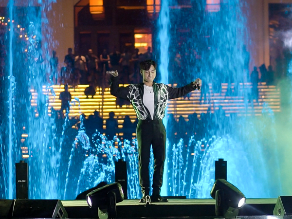 Sơn Tùng M-TP và Phương Vy biểu diễn tại Đài nhạc nước Hồ Tràm ảnh 1