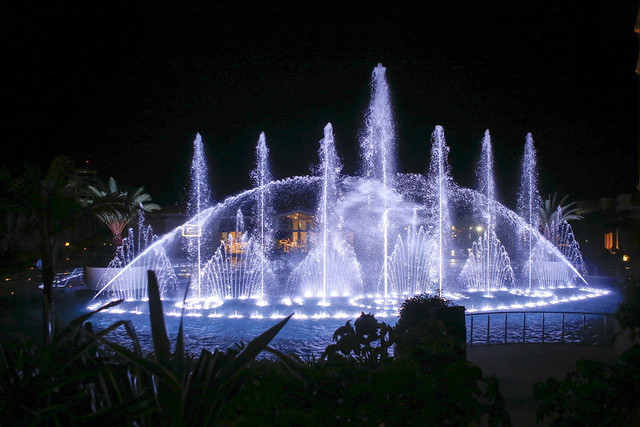 Sơn Tùng M-TP và Phương Vy biểu diễn tại Đài nhạc nước Hồ Tràm ảnh 3