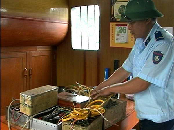 Bắt 4 tàu dùng kích điện đánh bắt thủy sản ở Vịnh Hạ Long ảnh 1