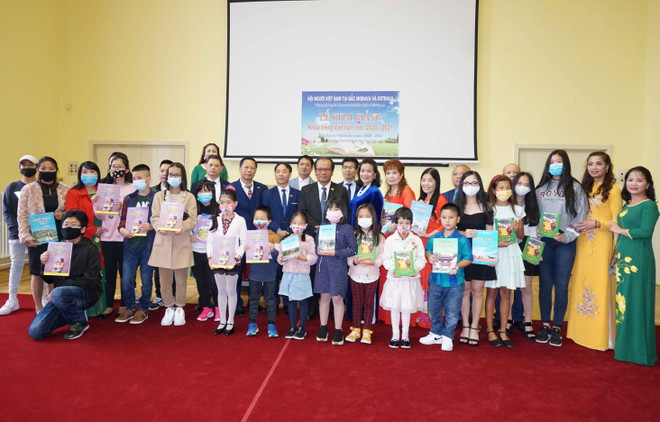 Lớp học tiếng Việt tại thành phố Ostrava, Bắc Morava trong ngày khai giảng. (Ảnh: Hồng Kỳ/Vietnam+) Nỗ lực duy trì học tiếng Việt tại vùng Bắc Morava trong bối cảnh dịch ảnh 2