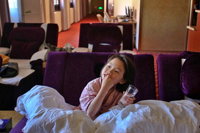 Người ông nhẫn tâm bỏ cháu gái ở nhà tắm công cộng để "gán nợ" ảnh 1