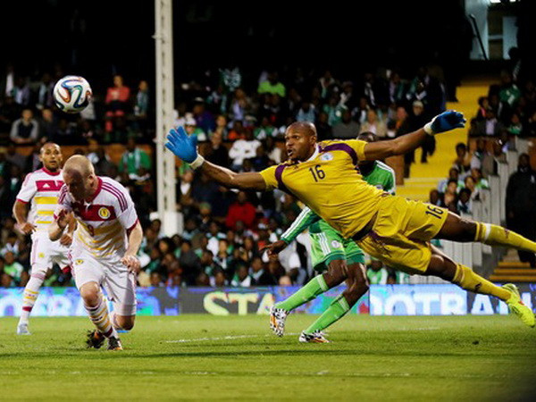 Thủ môn Nigeria bị nghi bán độ vì "ném bóng" vào lưới nhà ảnh 1