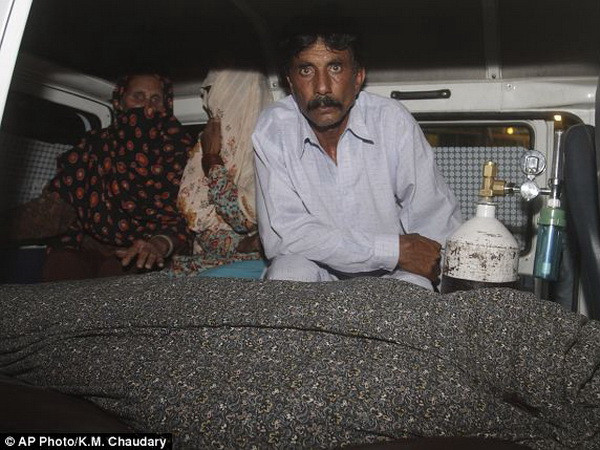 Thai phụ Pakistan bị cha đẻ và người thân ném đá đến chết ảnh 1