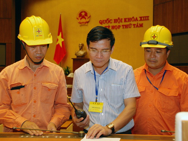 Kiểm tra phương án đảm bảo điện trong tòa nhà Quốc hội mới. (Ảnh: Mạnh Khánh/Vietnam+) Đảm bảo cấp điện an toàn cho kỳ họp thứ 8 tại nhà Quốc hội mới ảnh 1