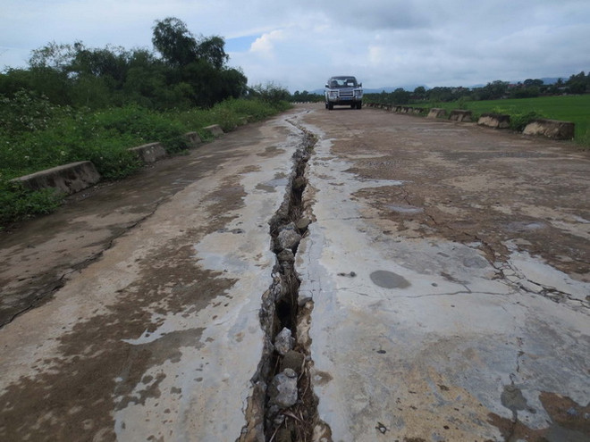 Nhiều tuyến đê tại Thanh Hóa bị sạt lở nghiêm trọng và bị nứt lớn ảnh 1