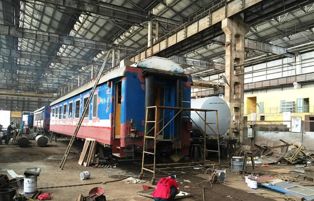 Sửa chữa toa xe tại Công ty cổ phần Xe lửa Gia Lâm. (Ảnh: Việt Hùng/Vietnam+) Ngành đường sắt loay hoay bài toán thay thế đầu máy, toa xe ‘hết đát' ảnh 1