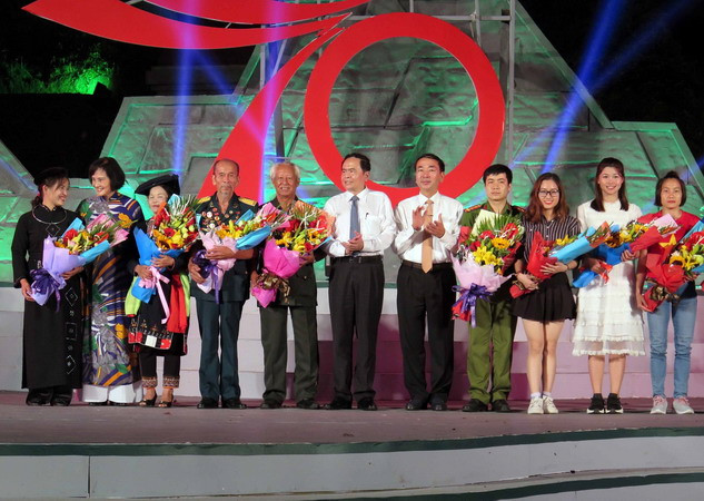 Xúc động cầu truyền hình trực tiếp “Ngàn hoa dâng Bác” ảnh 1