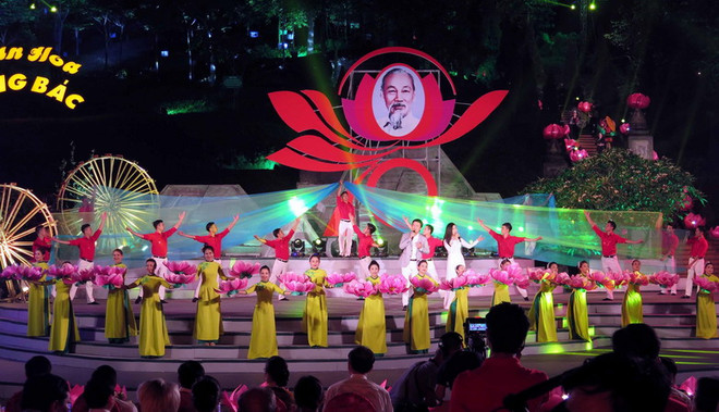 Xúc động cầu truyền hình trực tiếp “Ngàn hoa dâng Bác” ảnh 2