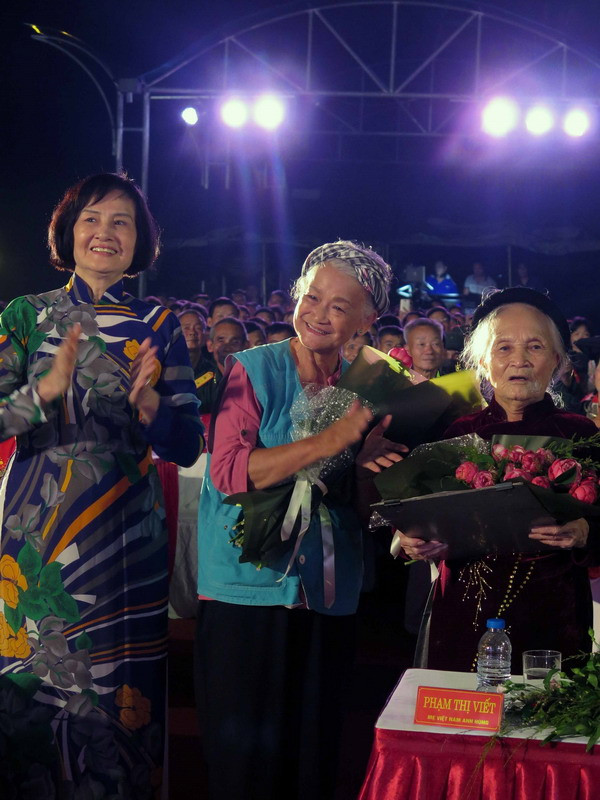 Xúc động cầu truyền hình trực tiếp “Ngàn hoa dâng Bác” ảnh 3