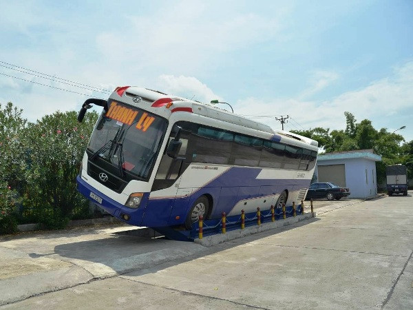 Kiểm tra thử nghiệm chất lượng xe khách gường nằm. (Ảnh: Cục Đăng kiểm Việt Nam cung cấp) Đề xuất cấm cải tạo xe khách thành xe gường nằm ảnh 1