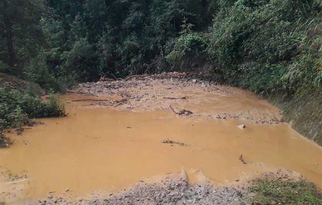 Sạt lở gây ách tắc cục bộ nhiều tuyến giao thông ở Lai Châu ảnh 1