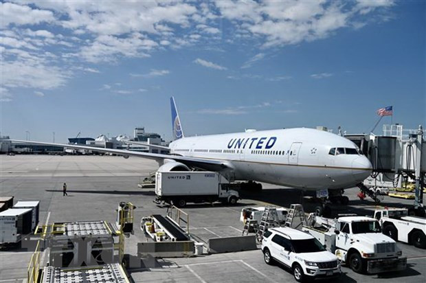 Máy bay Boeing 777-200 của hãng hàng không United Airlines tại sân bay quốc tế Denver, Colorado, Mỹ. (Ảnh: AFP/TTXVN) Các hãng hàng không Việt không còn khai thác máy bay Boeing 777 ảnh 1