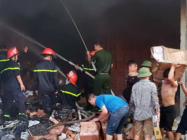 Cháy kho ngoại quan ở thành phố Móng Cái gây nhiều thiệt hại ảnh 1