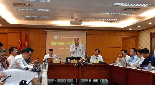 Trứ trưởng Bộ Tài nguyên và Môi trường Lê Công Thành (đứng giữa) chủ trì buổi họp báo. (Ảnh: Hùng Võ/Vietnam+) Dự án Tam Đảo 2: 'Bộ TN-MT đã thẩm định rất thận trọng' ảnh 1