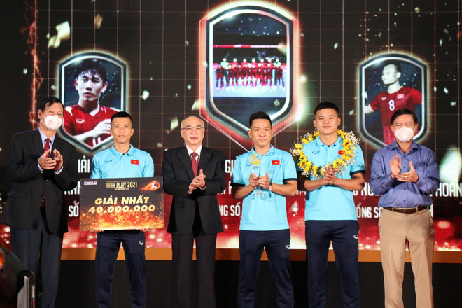 Trao giải nhất Fair Play 2021 cho đội tuyển futsal Việt Nam. (Ảnh: Tiến Lực/TTXVN) Đội tuyển futsal Việt Nam được trao Giải thưởng Fair Play 2021 ảnh 1