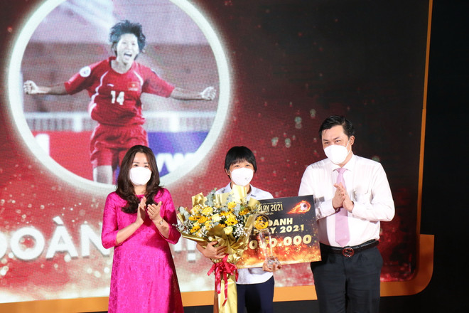 Vinh danh Fair Play – thành tựu trọn đời cho cựu nữ tuyển thủ Đoàn Thị Kim Chi do có nhiều đóng góp cho bóng đá nữ Việt Nam. (Ảnh: Tiến Lực/TTXVN) Đội tuyển futsal Việt Nam được trao Giải thưởng Fair Play 2021 ảnh 2