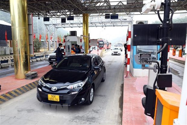 Đẩy nhanh tiến độ dán thẻ định danh ôtô để thu phí điện tử không dừng ảnh 1
