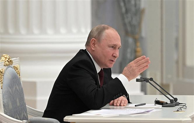 Tổng thống Nga Vladimir Putin chủ trì cuộc họp khẩn với Hội đồng An ninh tại Moskva, ngày 21/2/2022. (Ảnh: AFP/TTXVN) Nga công nhận độc lập của hai nước cộng hòa tự xưng ở Donbass ảnh 1