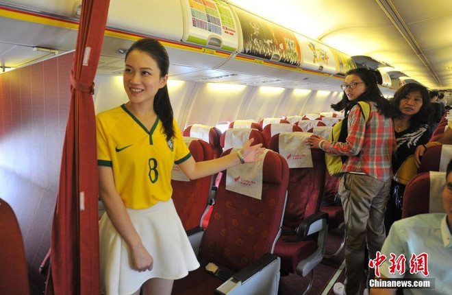 Nữ tiếp viên hàng không gợi cảm trong trang phục Word Cup ảnh 4