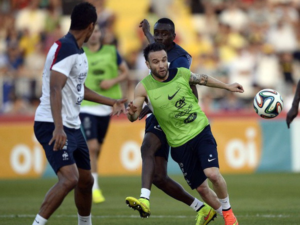 [Video] Hai cầu thủ Pháp chơi trò "khác người" trên sân tập ảnh 1