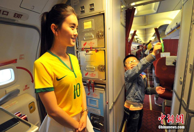 Nữ tiếp viên hàng không gợi cảm trong trang phục Word Cup ảnh 2