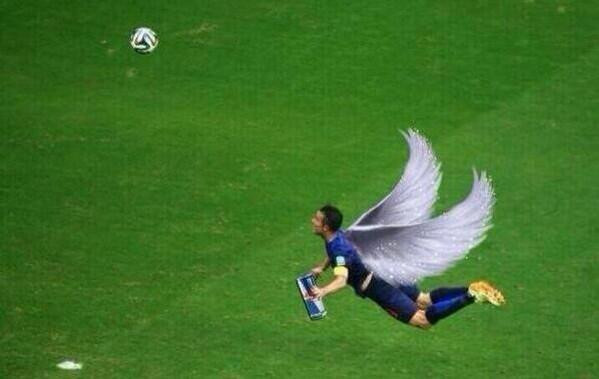 Ảnh chế pha ghi bàn như “siêu nhân” của Robin van Persie ảnh 5