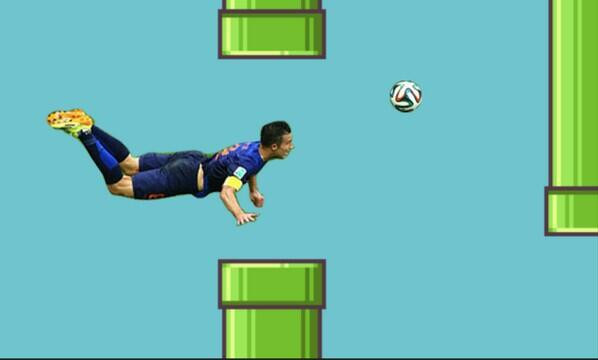 Ảnh chế pha ghi bàn như “siêu nhân” của Robin van Persie ảnh 2