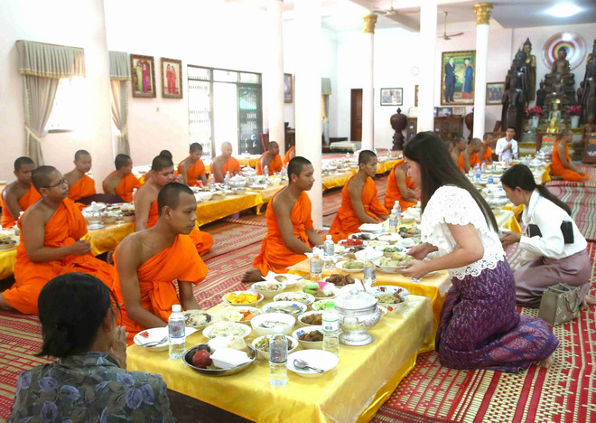 Người dân Campuchia cúng dường chư tăng, nghe giảng pháp tại chùa Langka Preah Kosommaram (phường Boeung Keng Kang, quận Boeung Keng Kang, thủ đô Phnom Penh). (Ảnh: Huỳnh Thảo/TTXVN) Tet Campuchia3.jpg