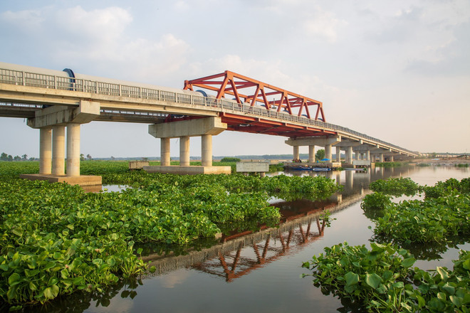 Công trình cầu máng dẫn nước hồ Dầu Tiếng vượt sông Vàm Cỏ Đông dài 2,361km qua ống thép để đưa nước tưới cho cư dân 2 huyện biên giới tỉnh Tây Ninh. (Ảnh: Giang Phương/TTXVN) cau mang nuoc.jpg